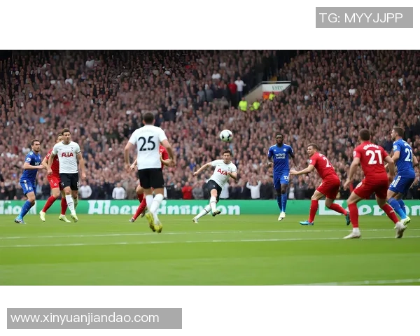 在绿茵场上用足球传递爱意的浪漫求婚故事