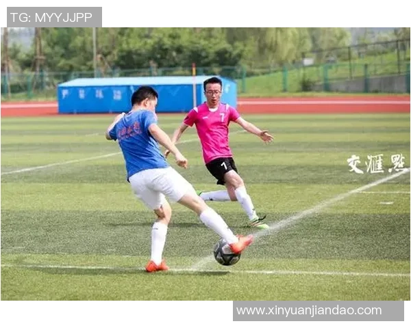 恋爱与足球的交汇点：激情与梦想的双重赛场