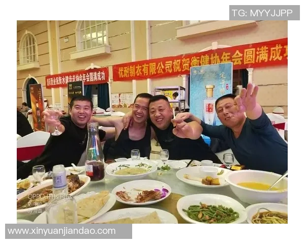 成龙足球聚餐盛宴欢聚一堂球迷共庆激情时刻分享友谊与热爱